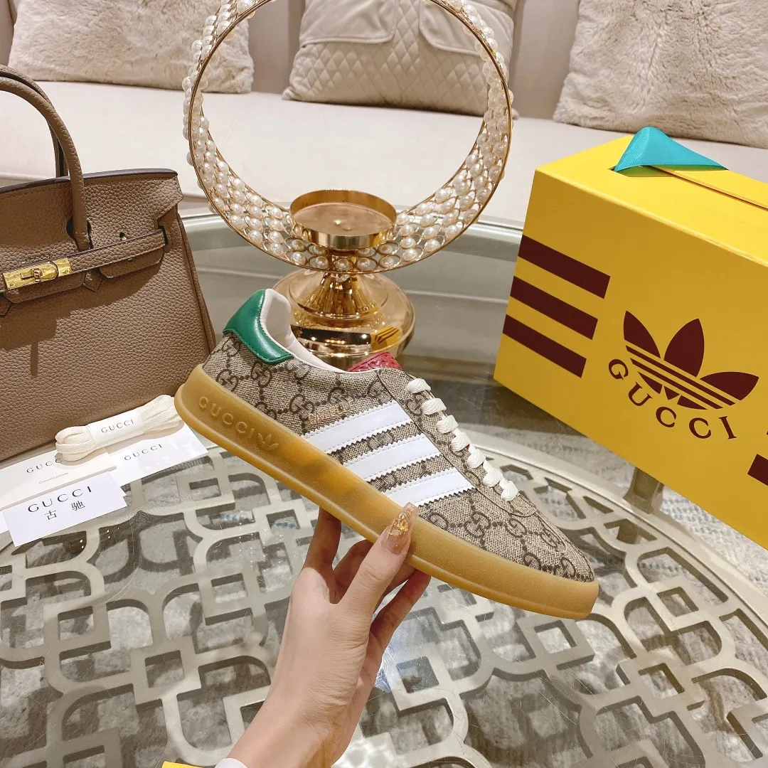 👟👟Ex-factory price 520👟👟Gucci&adidas joint limited edition couple's sneakers. A super nice joint casual sneaker with rich and bold colors! It showed everyone a completely different charm from the past! Combining retro style and youthful sports style to create a new aesthetic! Vitality yet stylish at the same time! ! Upper - made of cowhide, cowhide, cloth. Lining - sheepskin lining for foot pads. Sole - original open-molded beef tendon non-slip and wear-resistant outsole. Size: 35-47 (couple style)